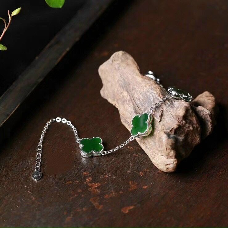 Lắc tay được làm từ cỏ 4 lá ngọc bích (nephrite jade) tự nhiên