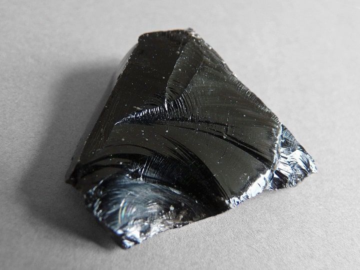 Đá Obsidian còn gọi là đá vỏ chai, hắc diện thạch