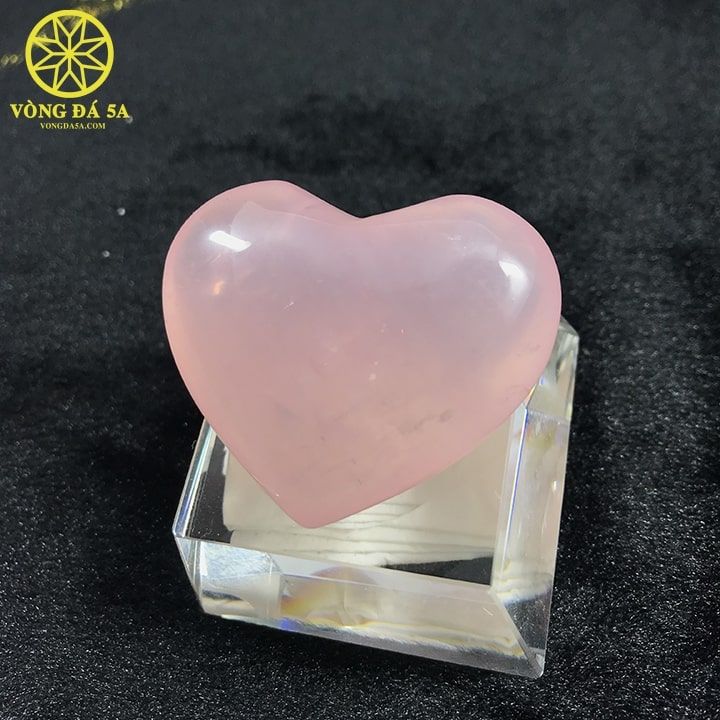 Đá thạch anh hồng trái tim: Đá thạch anh hồng trái tim là biểu tượng của sự đam mê và tình yêu. Hãy xem hình ảnh liên quan đến đá này để cảm nhận sự hoàn mỹ và độc đáo của nó.