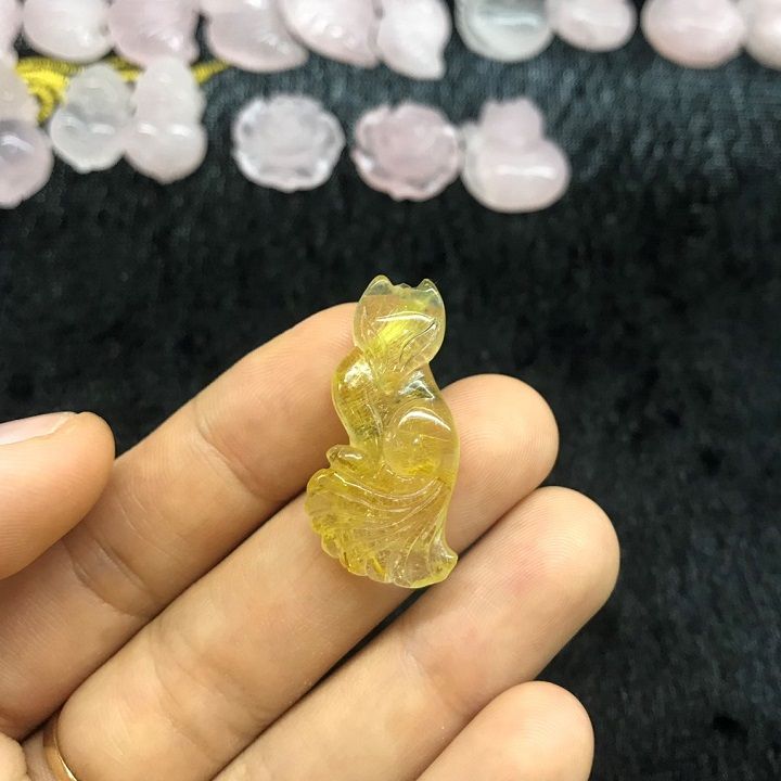 Hồ ly 9 đuôi dáng dài đá thạch anh tóc vàng